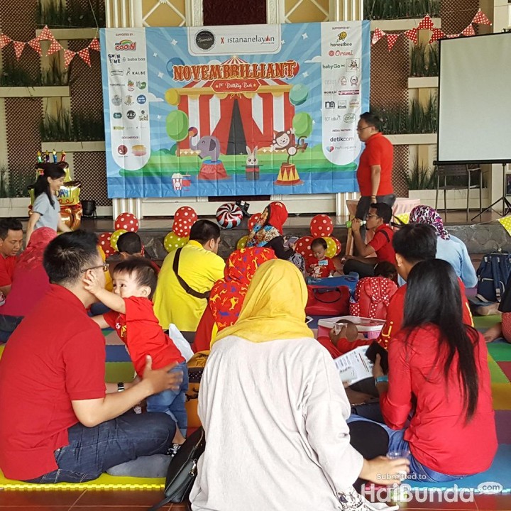 <p>Ini adalah komunitas Birth Club November 2016 yang merayakan ulang tahun pertama anak-anaknya hari ini, Sabtu, 2 Desember 2017 di Istana Nelayan, Serpong, Tangerang.</p>