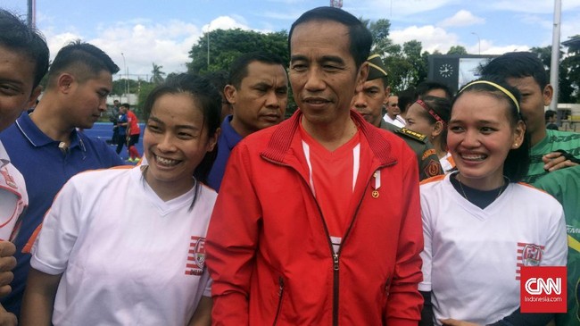 Tak hanya menggeluti olahraga memanah, Presiden Jokowi ternyata juga mulai berlatih tinju. Jokowi memamerkan kemampuan bertinjunya itu di akun Youtube.