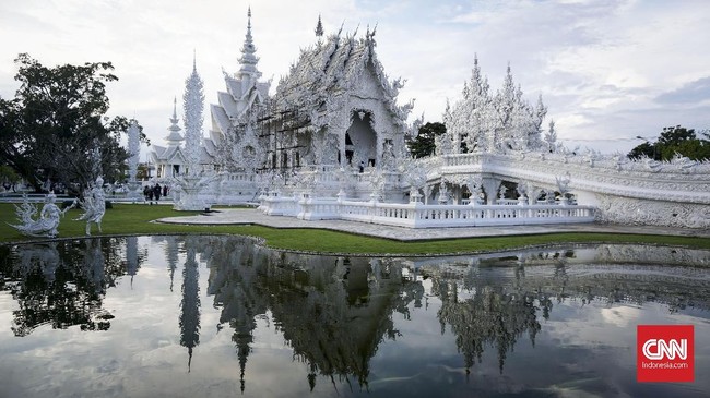 Pemandangan di Kuil Putih (White Temple), Chiang Rai. Thailand. Kuil bernama asli Wat Kong Run ini merupakan tempat ibadah umat Buddha yang didirikan oleh Chalermchai Kositpipat pada tahun 1997. (CNN Indonesia/Ardita Mustafa)