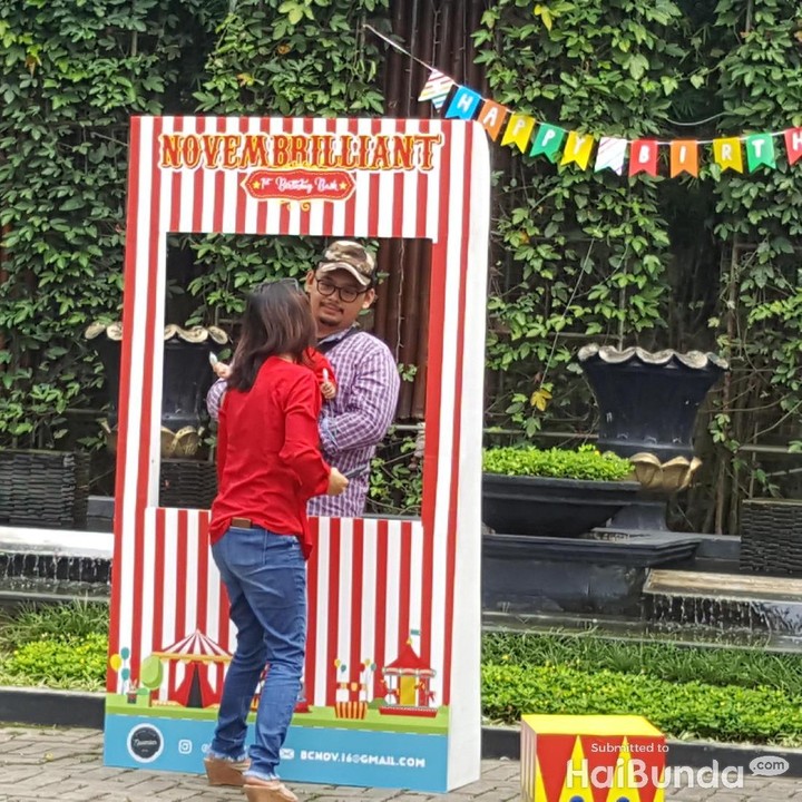 <p>"Nak, digendong ayah dulu ya. Biar bunda yang memfoto."</p>