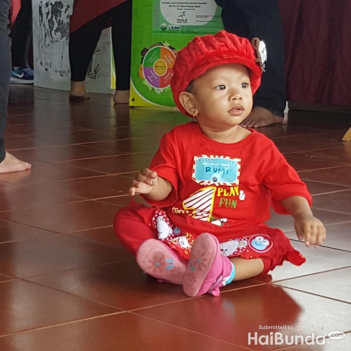 <p>Siapa nih gadis manis berbaju merah yang main sendiri ini?</p>