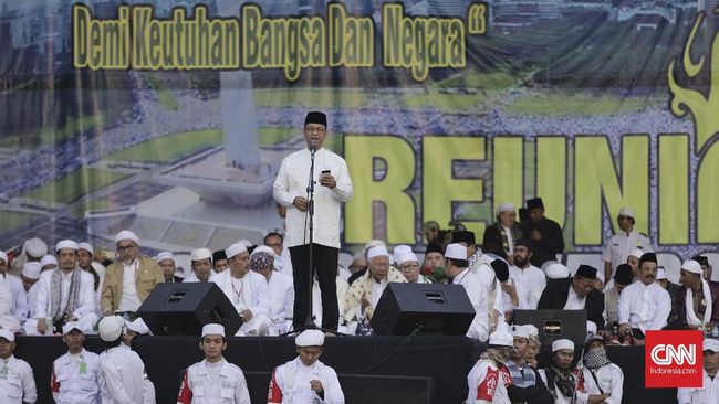 Anies Enggan Jawab Siapa Kaum 'Pesimis' Gubernur DKI Jakarta Anies Baswedan menolak menjawab siapa yang ia maksud sebagai 'kaum pesimis' dalam pidatonya pada acara Reuni Akbar Alumni 212.