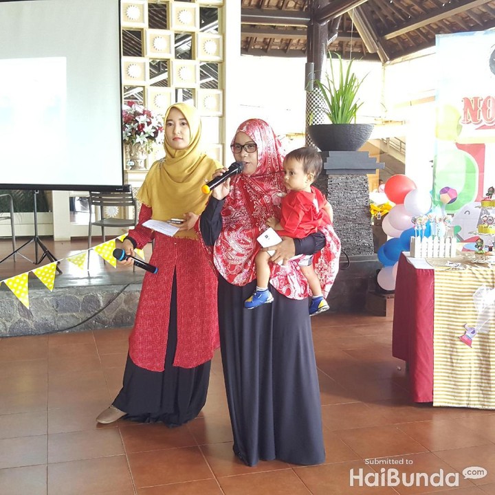 <p>Nge-MC sambil nggendong anak? Siapa takut. He-he-he.</p>