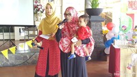 <p>Nge-MC sambil nggendong anak? Siapa takut. He-he-he.</p>
