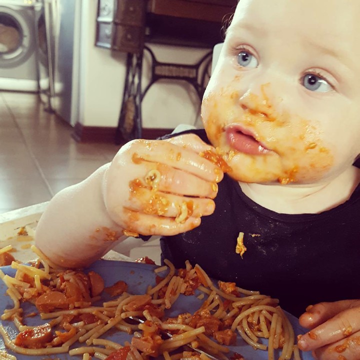 <p>Biar berantakan spaghetti-nya, yang penting semangat belajar makan sendiri ya, Nak. (Foto: Instagram/ @melissaglossop)  </p>