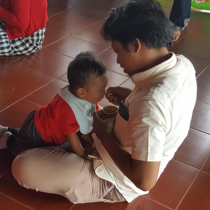 <p>Saat bundanya sibuk mengurusi kegiatan perayaan ulang tahun bersama bayi-bayi November 2016, ayah yang mengambil alih menyuapi anak.</p>