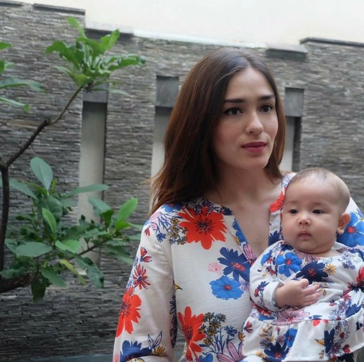 <p>Kompakan pakai baju kembaran, Sera dan Bunda Yasmin sama-sama cantik ya. (Foto: Instagram/yaswildblood)</p>