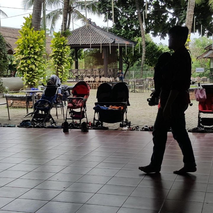 <p>Ini buktinya ayah juga bisa multitasking. Jadi ayah yang satu ini sambil menggendong anaknya bisa sambil melakukan hal lain, yakni memotret. Kelihatan lagi bawa kamera nggak?</p>