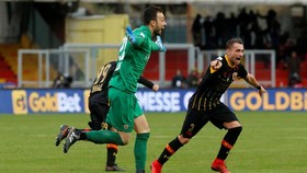 Kiper Benevento Bobol Gawang Milan dengan Mata Tertutup