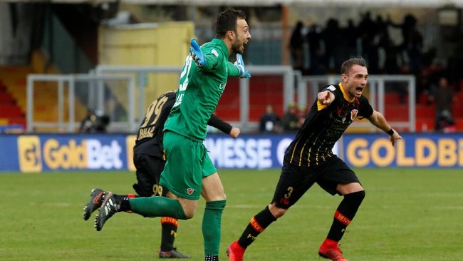 Kiper Benevento, Alberto Brignoli, mengungkapkan berhasil membobol gawang AC Milan dengan mata tertutup. Golnya itu menghindarkan timnya dari kekalahan.