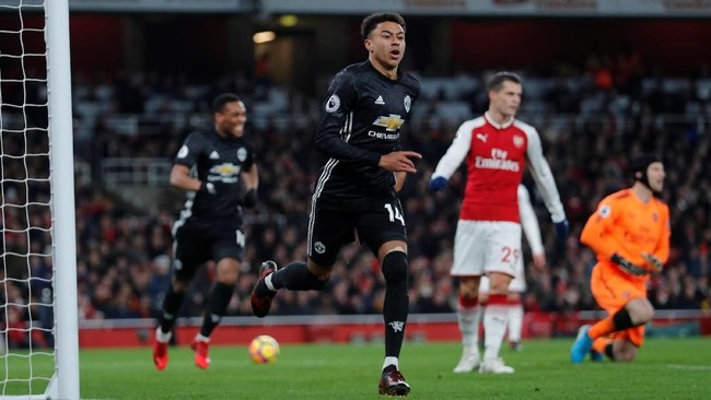 Manchester United langsung tampil ‘menggigit’ di kandang Arsenal, Stadion Emirates, Sabtu (2/11). MU unggul 2-0 atas The Gunners di babak pertama.
