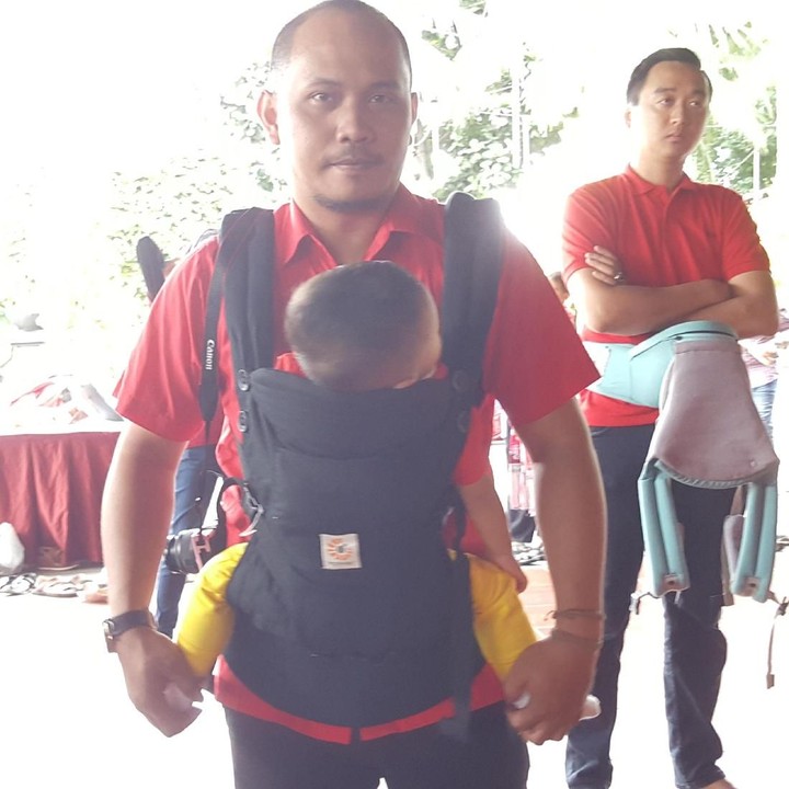 <p>Ini bukan menggendong biasa, lho. Soalnya ayah sedang mengayun-ayunkan lembut si kecil biar tertidur.</p>