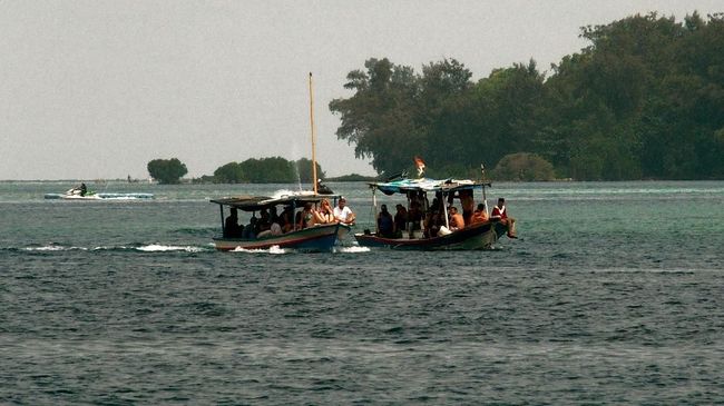 Belasan ribu wisawatan menyambangi lima pulau berpenduduk adalah Pulau Pramuka, Pulau Harapan, Pulau Tidung, Pulau Pari, dan Pulau Untung Jawa.