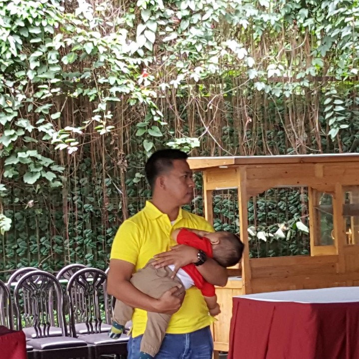 <p>Menidurkan anak? Bukan masalah sulit buat ayah-ayah 'jaman now'.</p>