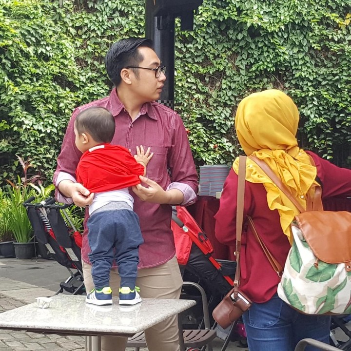 <p>"Bun, biar ayah aja yang ganti baju si kecil."</p>