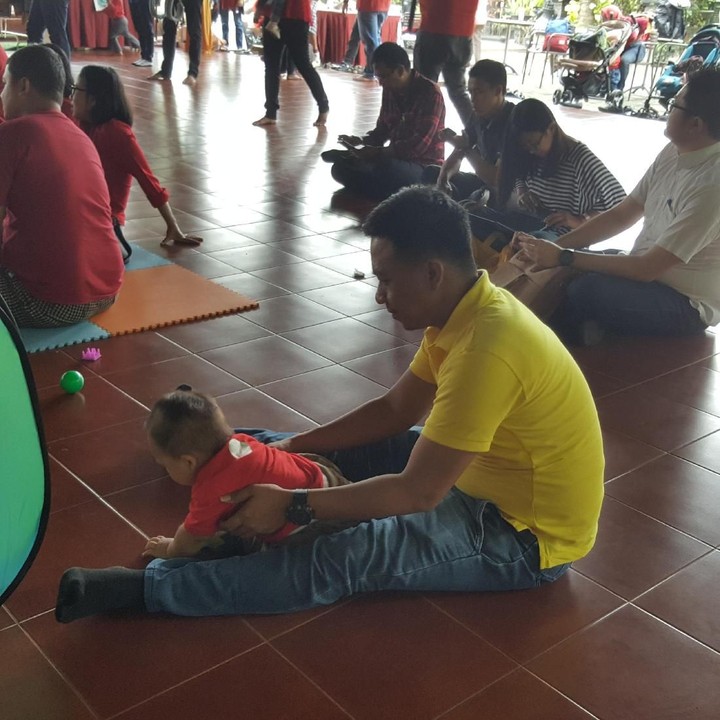 <p>Sayang anak itu bukan dengan membanjiri anak mainan, tapi kalau kita punya waktu buat main sama mereka.</p>