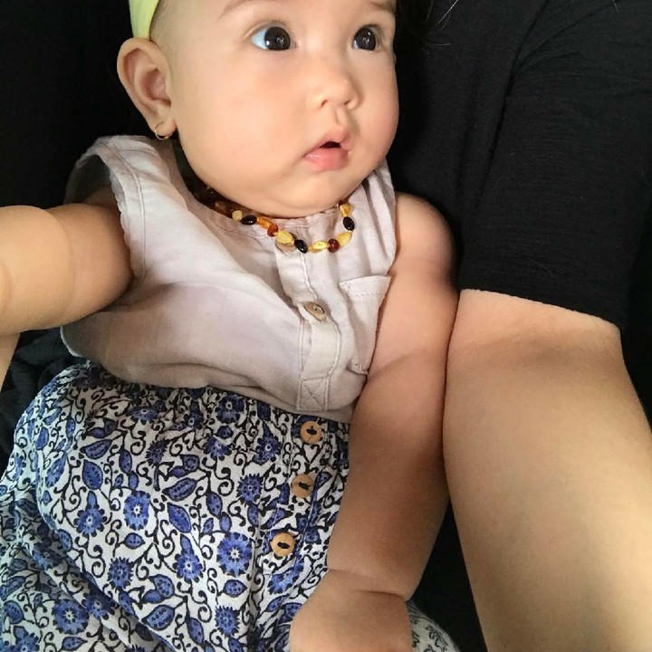 <p>Bengong gini aja Sera tetap lucu. Hmm, lagi lihat apa sih Sera? (Foto: Instagram/yaswildblood)</p>