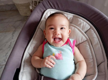 Potret Menggemaskan Sera, Anak Yasmine Wildblood dan Abi Yapto