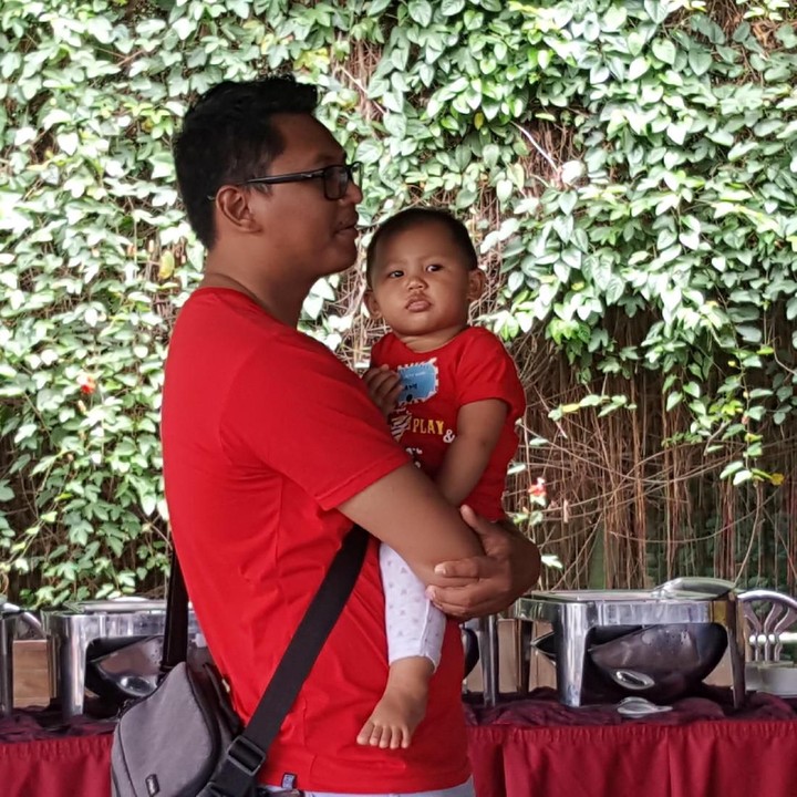 <p>Saat anak kelelahan, ayah sigap menggendong.</p>