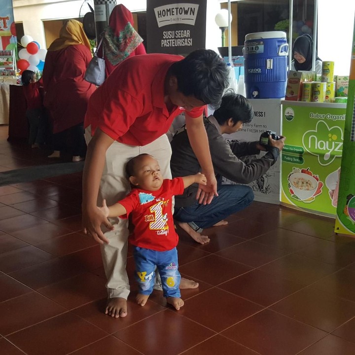 <p>Belajar jalan sama ayah.</p>