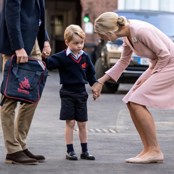 <p>Saat Pangeran George pertama kali masuk sekolah, juga kelihatan banget malu-malu. Ya ampun, Pangeran George, pipinya yang bersemu merah itu menggemaskan banget. (Foto: Getty Images)</p>