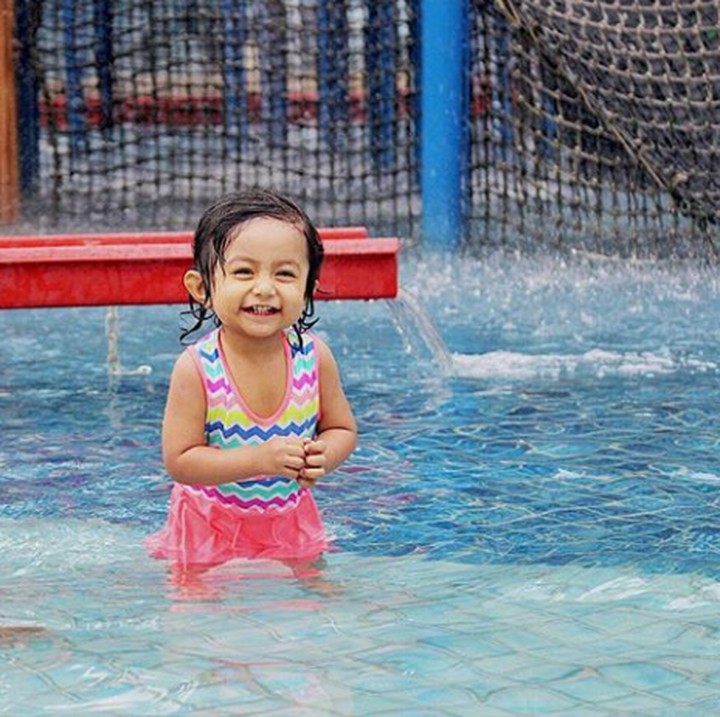 <p>Lihat deh, happy banget Shakila main air. (Foto: Instagram @sonyafatmala)</p>