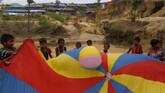 FOTO: Anak-anak Rohingya Gembira di Tengah Duka Anak-anak turut menjadi korban krisis kemanusiaan yang menimpa etnis Rohingya. Berikut rangkaian foto yang mengabadikan keseharian mereka di kamp pengungsian.