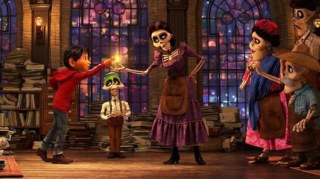 Film 'Coco' masih menguasai box office mumpung 'Star Wars: The Last Jedi' menghentak pasar film dengan prediksi pendapatan debut US$200 juta.
