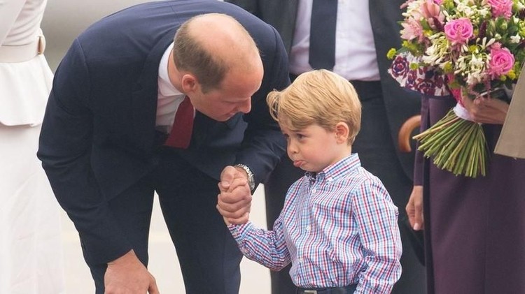 Mungkin karena berada di lingkungan baru, Pangeran George jadi tampak malu-malu. Dia menggenggam erat tangan ayahnya.
