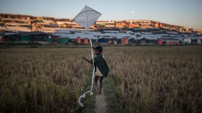 Pemerintah Myanmar dan Bangladesh melakukan pertemuan untuk pertama kalinya untuk membahas pemulangan kembali pengungsi Rohingya ke negara asalnya.