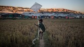 FOTO: Anak-anak Rohingya Gembira di Tengah Duka Anak-anak turut menjadi korban krisis kemanusiaan yang menimpa etnis Rohingya. Berikut rangkaian foto yang mengabadikan keseharian mereka di kamp pengungsian.