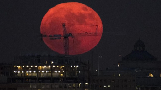 Sepanjang Januari, akan terjadi dua Supermoon di Indonesia. Supermoon terakhir bahkan disertai dengan gerhana dan bulan yang berwarna merah.