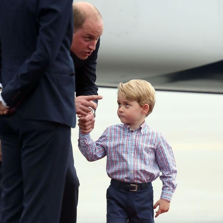 <p>Saat malu-malu, Oangeran George menggandeng erat jari ayahnya. (Foto: Getty Images)</p>