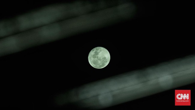 BMKG Surabaya menyebut ada kemungkinan air pasang mencapai tinggi satu meter lebih akibat fenomena yang disebut sebagai supermoon terbesar tahun ini.