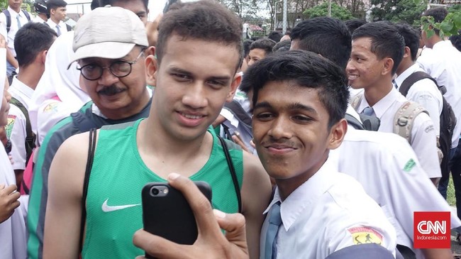 Dua penggawa Timnas Indonesia, Hansamu Yama Pranata dan Egy Maulana Vikri, menjadi buruan para penggemar di Aceh selama mengikuti Tsunami Cup 2017.