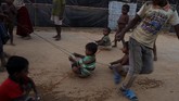 FOTO: Anak-anak Rohingya Gembira di Tengah Duka Anak-anak turut menjadi korban krisis kemanusiaan yang menimpa etnis Rohingya. Berikut rangkaian foto yang mengabadikan keseharian mereka di kamp pengungsian.