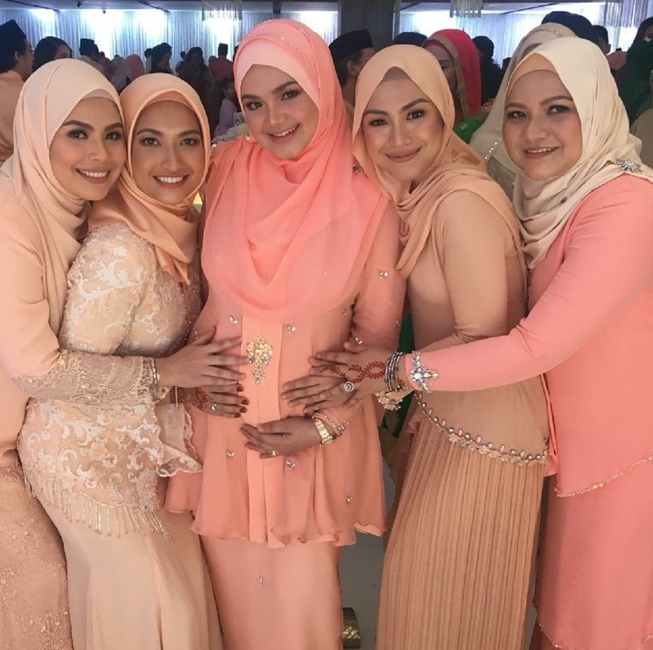 <p>Baby bump-nya disentuh sama kerabat tercinta. Senangnya! (Foto: Instagram/ @aliaramly)</p>