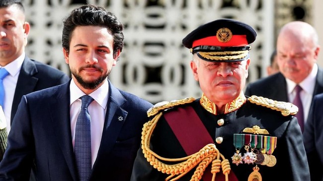 Putra Mahkota Yordania, Pangeran Hussein merayakan ulang tahun ke-24 dengan latihan perang bersama ayah, Raja Abdullah, video diposting ibu, Ratu Rania.