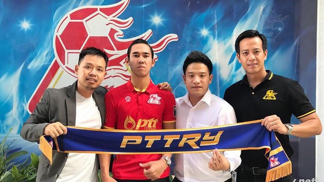 Direktur Utama Persija, Gede Widiade, mengungkapkan gaji Ryuji Utomo di klub Thailand, PTT Rayong, 2,5 kali lipat dibandingkan di Macan Kemayoran.