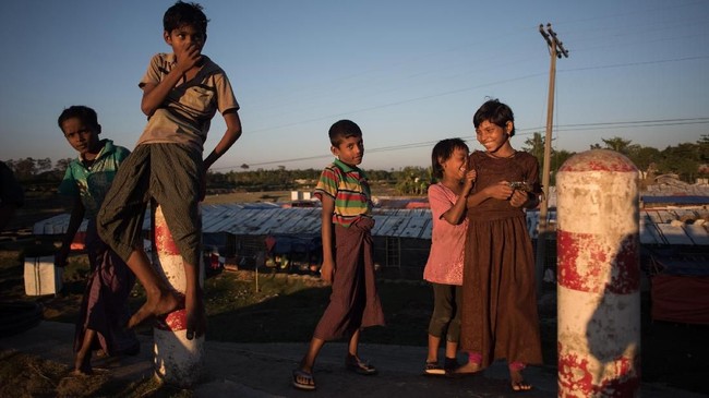 FOTO: Anak-anak Rohingya Gembira di Tengah Duka