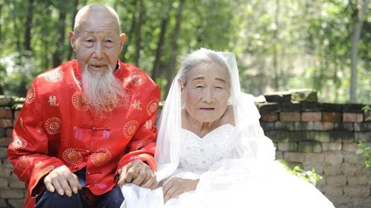 Patut ditiru, Bun, meski sudah lanjut usia, kakek dan nenek ini tetap mempertahankan keromantisan hubungan mereka.