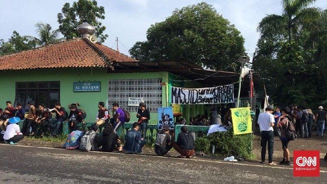 Polisi menangkap 12 relawan yang mendukung aksi warga Desa Palihan menolak pembangunan Bandara Kulon Progo, Selasa (12/5).