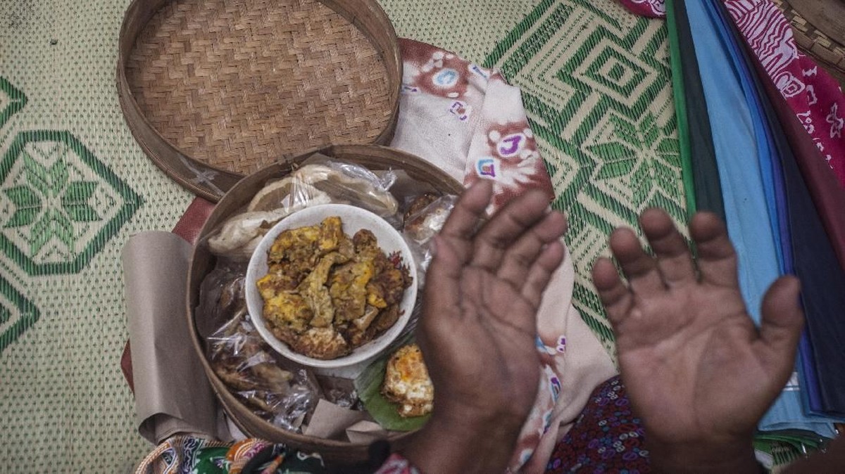 FOTO: Akrab di Tradisi Makan Bareng Seribu Saudara