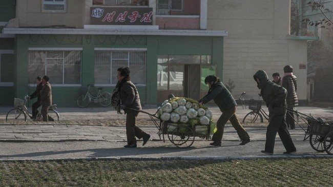 Korea Utara menghukum lima warganya yang mencuri pasokan jagung karena kelaparan di tengah krisis pangan. Kelima warga itu kemudian dikirim ke kamp kerja paksa.