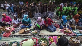 FOTO: Akrab di Tradisi Makan Bareng Seribu Saudara