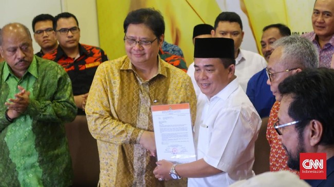 SOKSI resmi mendukung Airlangga Hartarto sebagai calon Ketua Umum Golkar menggantikan Setya Novanto. Airlangga menjamin bila terpilih akan mendukung Jokowi.