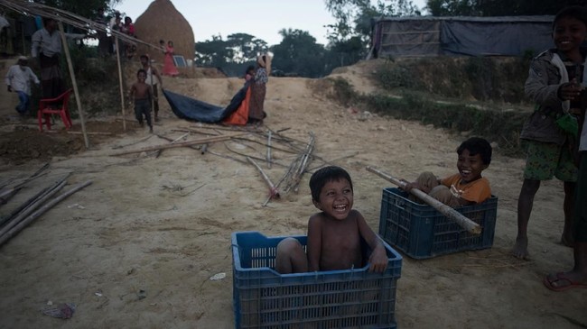 Aktivis Dokter Lintas Batas (MSF) memaparkan sekitar 6.700 etnis Rohingya, 730 di antaranya balita, tewas pada bulan pertama kekerasan di Rakhine, Myanmar.