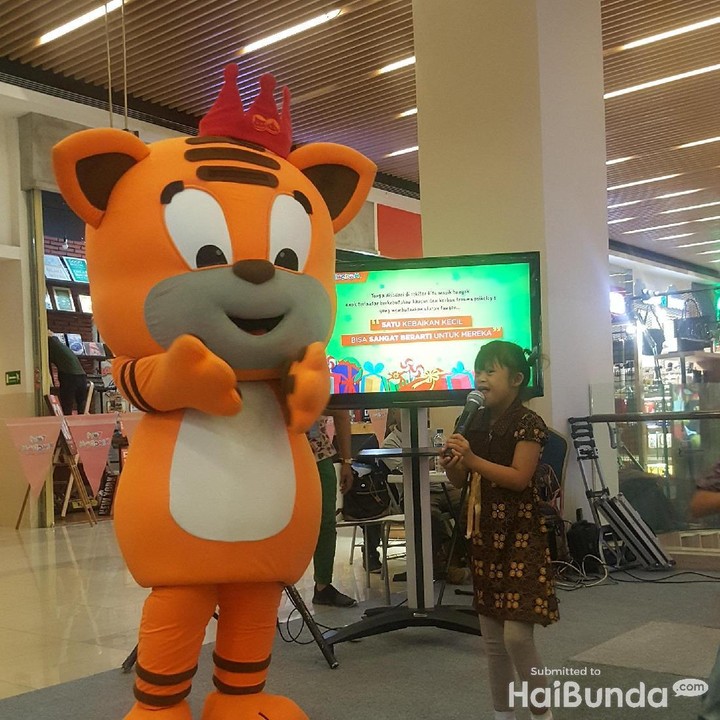 <p>Wah, anak yang satu ini nyanyi bareng Tigi. Seru banget!</p>