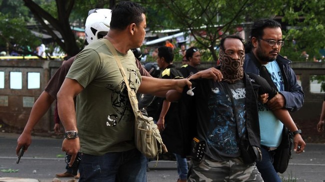 Ratusan Satuan Polisi Pamong Praja dikerahkan untuk meredakan kerusuhan akibat unjuk rasa Gerakan Masyarakat Bawah Indonesia di Pemkot Bekasi.