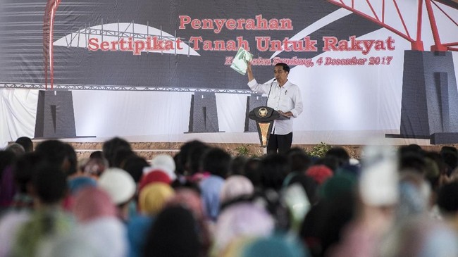 Presiden Joko Widodo menyerahkan 700 sertifikat hak atas tanah kepada masyarakat di pulau paling selatan Indonesia, Pulau Rote, Nusa Tenggara Timur.